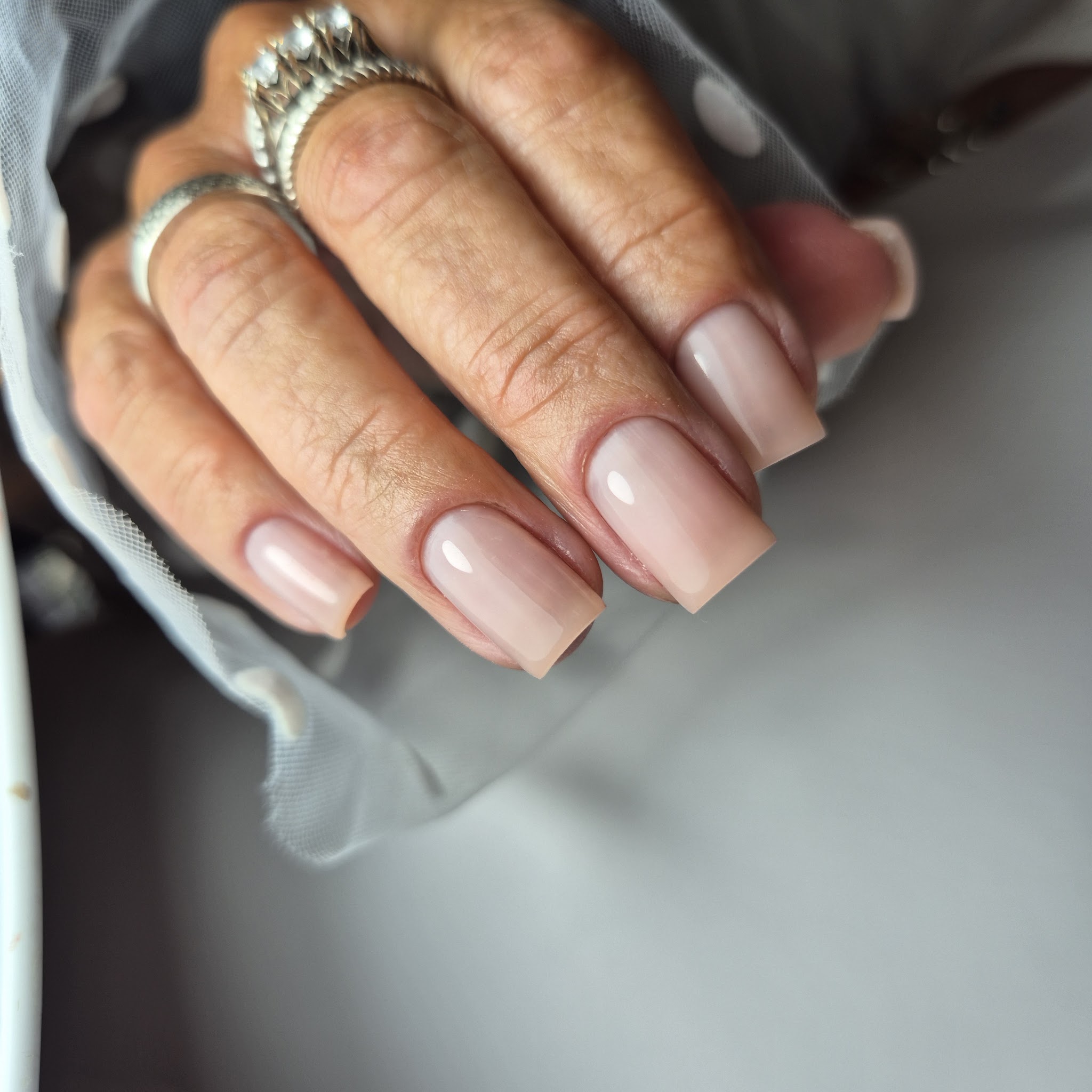 Een verzorgde lichtroze nagelset met witte randjes
