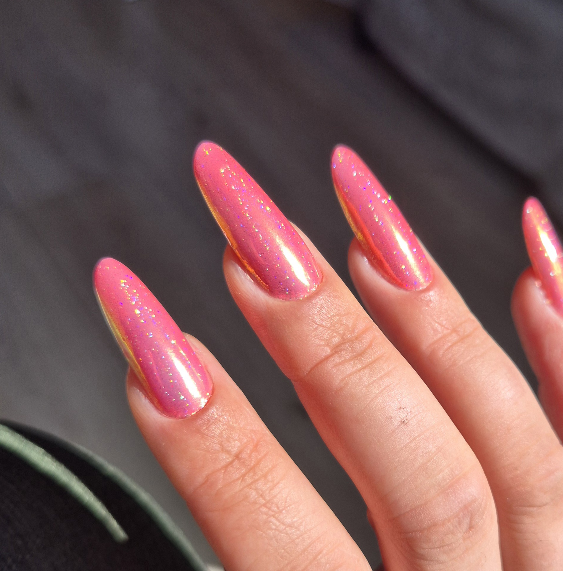 Lange roze nagels met glinsterende details