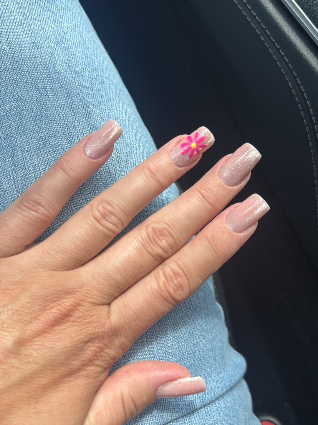 Nagels met roze en gele bloemdetails